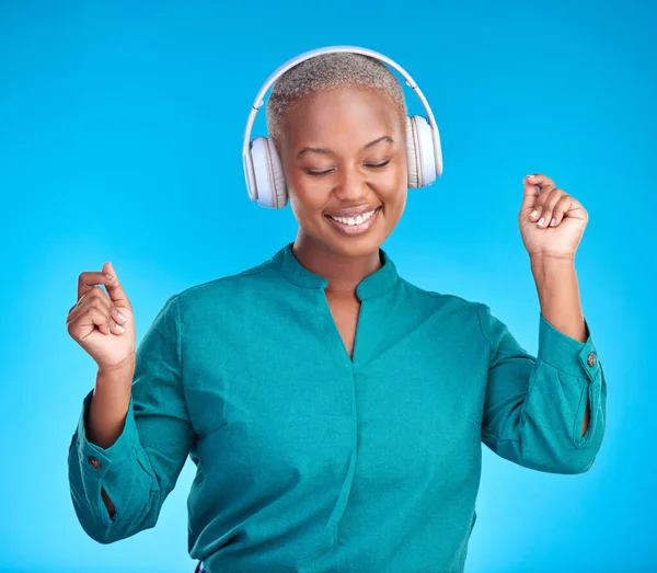 Mujer Negra Auriculares Estudio Con Baile Sonrisa Escuchar Música Fondo — Foto de Stock