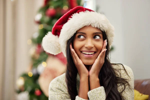 幸せな女性は お祝いの季節 お祝いや家庭での贈り物の驚きのために木でクリスマスの帽子で顔や考えます または12月のパーティーのためにリラックスして笑顔の女性 — ストック写真