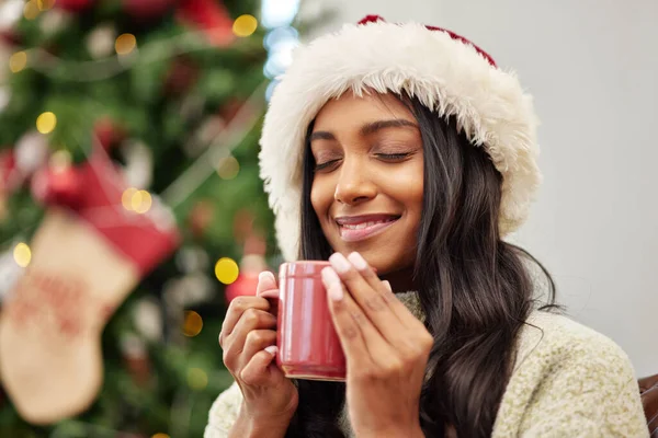 Kerstmis Vrolijke Vrouw Koffie Thuisbank Met Een Glimlach Terwijl Aan — Stockfoto