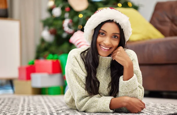肯定的な考え方で自宅の床にクリスマス 幸せな女性や笑顔の肖像画 ラウンジカーペットでインドの女性の顔は お祝いの休日 または帽子でお祝いをリラックスする — ストック写真