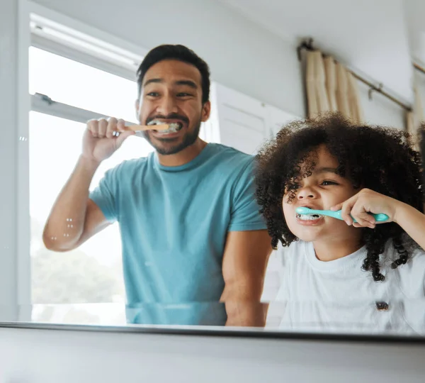 Otec Syn Čistící Zuby Společně Zrcadle Koupelně Nebo Doma Pro — Stock fotografie