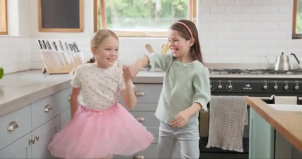 Ενέργεια Χορός Και Παιδιά Φίλοι Στην Κουζίνα Περιστρέφονται Παίζουν Και — Αρχείο Βίντεο