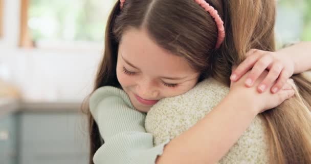 Liefde Mama Meisje Knuffelen Met Een Glimlach Hechting Ondersteuning Kinderopvang — Stockvideo