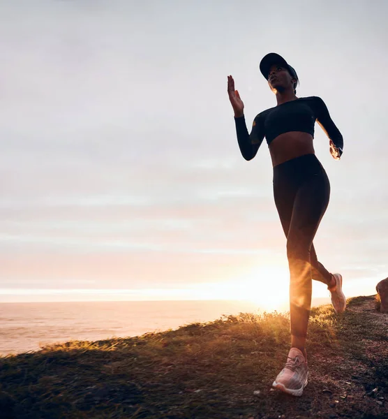 Біг Схід Сонця Жінка Горі Океаном Фізичних Вправ Тренувань Марафону — стокове фото