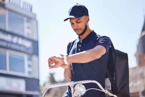 쿠리어 사람은 자전거를 이용하여 고객의 주문을 시간을 업무를 시계를 착용하고 — 스톡 사진