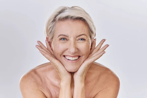 Πρόσωπο Χέρια Ώριμη Γυναίκα Ομορφιά Ευεξία Χαμόγελο Στούντιο Απομονωμένο Λευκό — Φωτογραφία Αρχείου