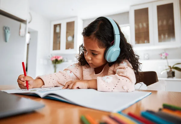 年幼的孩子 学习和在家学习 带着耳机做作业 写作和看书 幼儿发展 重点和女童在为幼儿园教育学习时听音频 — 图库照片