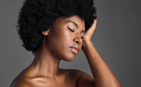 Naturalne Piękno Pielęgnacja Włosów Czarna Kobieta Pielęgnacją Skóry Dermatologia Pewna — Zdjęcie stockowe