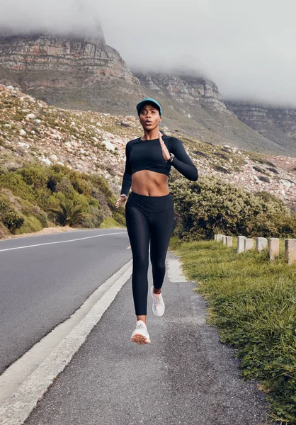 Fitness Mujer Negra Corriendo Montaña Fondo Del Bosque Para Hacer —  Fotos de Stock