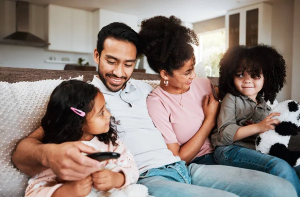 幸せな家族 子供たちは 映画放送 またはリラックスしたリビングルームでテレビを見ています テレビメディア ビデオサブスクリプションまたはストリーミングプラットフォームのソファの上の母 父と子供 — ストック写真