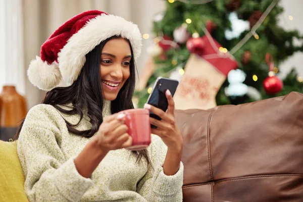 Kerstmis Vrolijke Vrouw Telefoon Thuisbank Met Een Glimlach Koffie Voor — Stockfoto