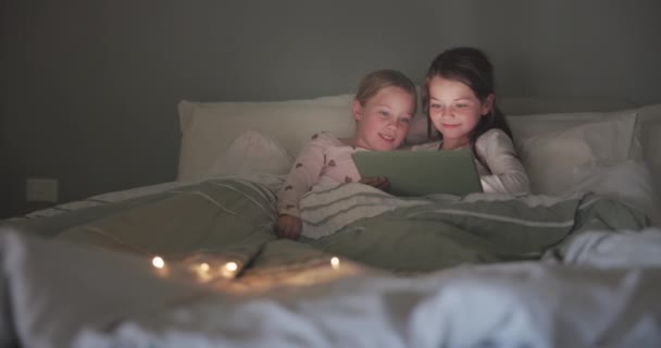 Tablet Noc Streaming Dziećmi Sypialni Opowiadania Cyfrowe Oglądania Filmów Happy — Wideo stockowe
