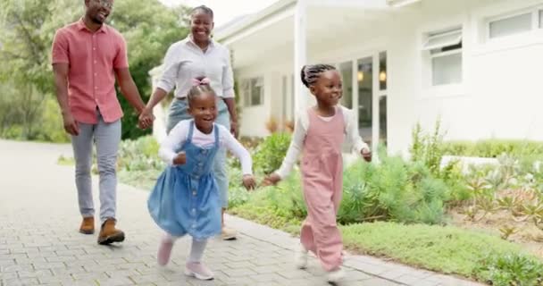 Schwarze Familie Glücklich Und Kinder Die Für Das Wochenende Rennen — Stockvideo