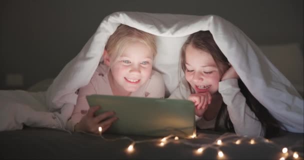 Nuit Lit Les Filles Avec Une Tablette Sourire Recherche Internet — Video