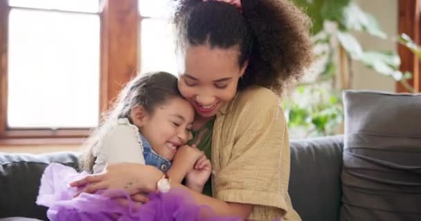 Familie Lachen Moeder Met Meisje Kind Een Bank Met Liefde — Stockvideo
