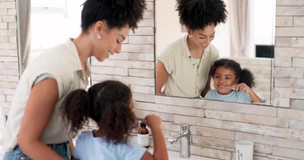 バスルームで歯を磨く歯科 母親と娘 衛生と健康と朝のルーチンで身づくろい 自宅で女の子と女性 口腔ケアのための歯磨き粉で口や歯ブラシを掃除 — ストック動画