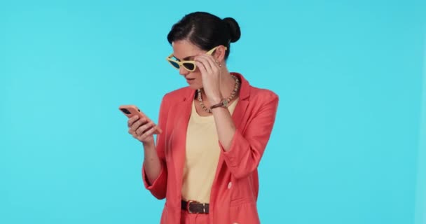 Lesende Telefonierende Und Verwirrte Frauen Mit Überraschung Schock Oder Frustration — Stockvideo