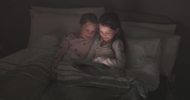 Tablet Noche Relajarse Con Los Niños Dormitorio Para Contar Cuentos — Vídeos de Stock