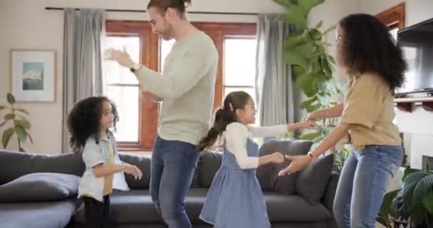 快乐的父母 沙发上的孩子们在客厅里聚精会神 质量好 爸爸和孩子们在家里跳舞 玩平板电脑 放松身心 — 图库视频影像