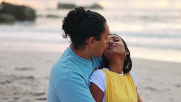 Liebe Sonnenuntergang Und Ein Paar Das Sich Sommer Strand Küsst — Stockvideo