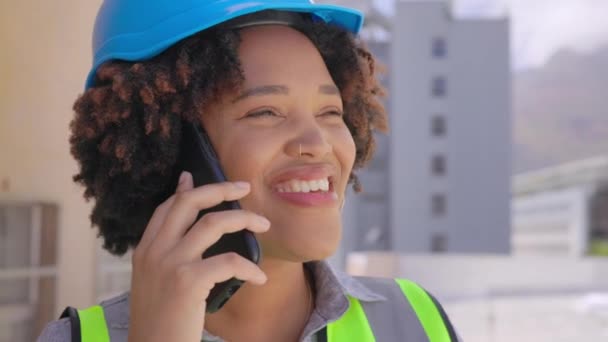 女人和有趣的建筑师在城市里与联系人交谈 聊天或交谈 智能手机 工程师和非洲人讲 沟通和嘲笑工业建设 — 图库视频影像