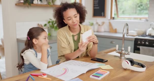Educação Cartões Casa Uma Mãe Ensinando Sua Filha Sala Estar — Vídeo de Stock
