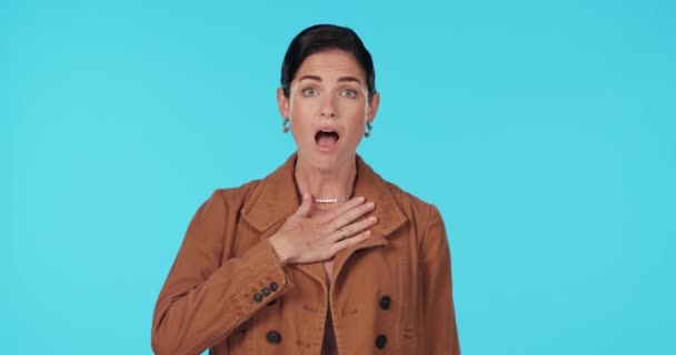 Kobieta Wow Twarz Dramatu Ogłoszenia Wstrząśniętej Reakcji Emoji Alarm Niebieskim — Wideo stockowe