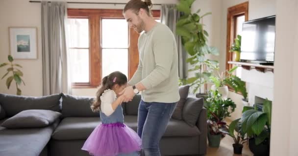 Οικογένεια Χορός Και Πατέρας Κορίτσι Στο Σαλόνι Για Δέσιμο Ποιοτικό — Αρχείο Βίντεο