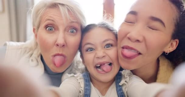 Babcia Matka Dziecko Robią Zabawne Selfie Jako Szalona Rodzina Domu — Wideo stockowe