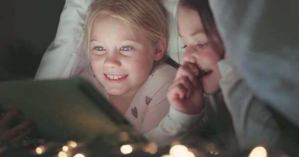 Yatak Odasında Çocukların Olduğu Tablet Gece Film Hikaye Anlatma Yayın — Stok video