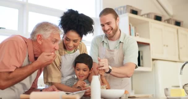 Famiglia Nonno Figlio Con Genitori Che Cucinano Imparano Con Divertimento — Video Stock