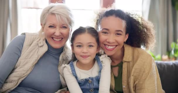 Lachen Gelukkig Gezin Selfie Een Bank Met Moeder Grootmoeder Meisje — Stockvideo