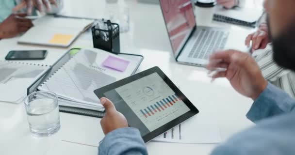 財務レビュー 統計のためのオフィスでタブレット上の計画 グラフ ビジネスの人々 インフォグラフィック チャート デジタル技術に関するデータを議論する会議 チームワーク 男性と女性 — ストック動画