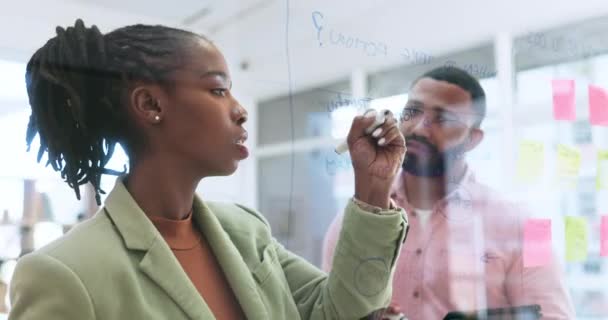 Zwarte Vrouw Schrijven Plannen Vergadering Voor Teamschema Brainstormen Taken Kantoor — Stockvideo