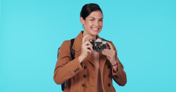 Fotografer Perjalanan Dan Wanita Dengan Kamera Studio Pada Hari Libur — Stok Video