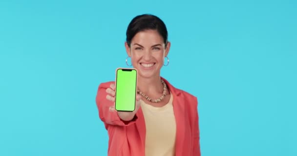 Smartphone Pantalla Verde Pulgares Bien Hacia Arriba Mujer Feliz Con — Vídeo de stock