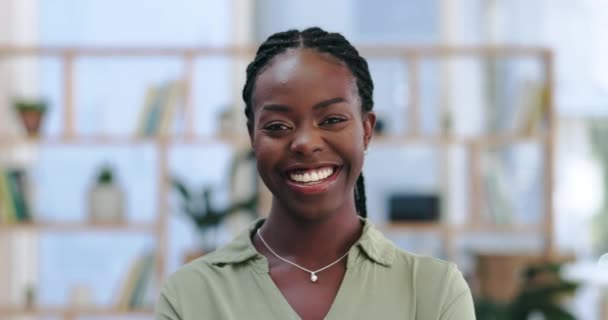Profesional Sonrisa Negocio Con Cara Mujer Negra Oficina Para Diseñador — Vídeo de stock