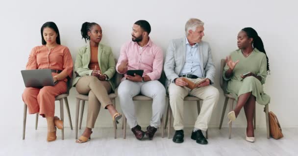オフィスの椅子で会議を募集または採用するためのビジネスの人々 ネットワーキングや待合室 採用プロセス 面接又は就職の機会に座っている候補者の多様性又はグループ — ストック動画