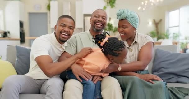 黒の家族 笑いとボンディングと品質の時間のために自宅でソファの上に子供と親 幸せな ラウンジと幸せな母親 父親と女の子オンソファとティッキング一緒に楽しいのためにリビングルーム — ストック動画