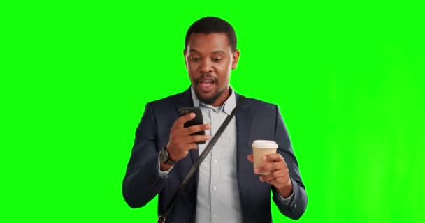 Чорний Чоловік Телефон Святкування Зеленому Екрані Хороших Новин Або Виграти — стокове відео