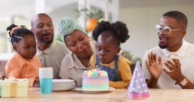 Doğum günü, çocuklar evlerinde bir kız çocuğunun kutlanması için bir aileyle parti ve alkış. Afrikalı aileler, büyük ebeveynler ve çocuklar bir dönüm noktasında pastaya mum üflerken alkışlıyorlar..