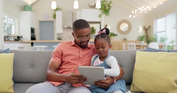 Família Homem Com Menina Criança Tablet Sofá Sala Estar Sua — Vídeo de Stock