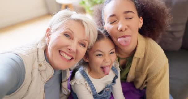 Família Feliz Língua Para Fora Selfie Sofá Com Mãe Avó — Vídeo de Stock