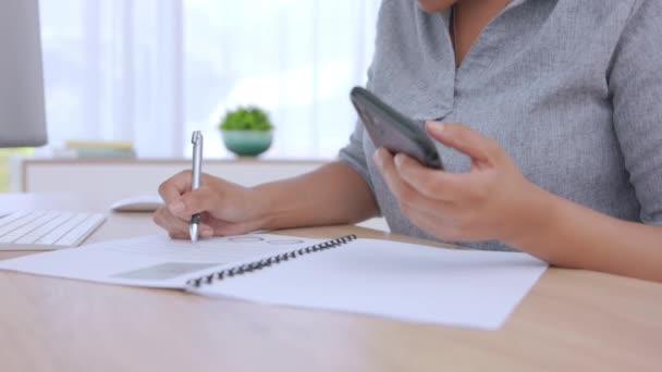 Kadın Telefon Ile Yazı Belgeler Evden Kalemden Uzaktan Çalışma Notlar — Stok video