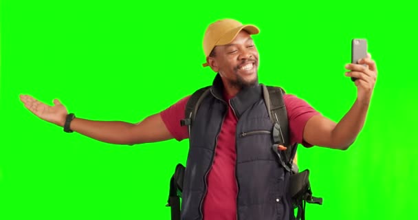 Wandern Schwarzer Mann Und Telefon Für Videoanrufe Auf Grünem Bildschirm — Stockvideo