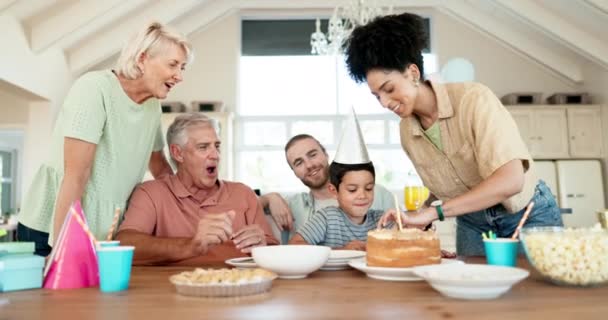 케이크 가족들은 집에서 음식을 먹으며 흥분된 아이들 파티에서 부모와 조부모 — 비디오
