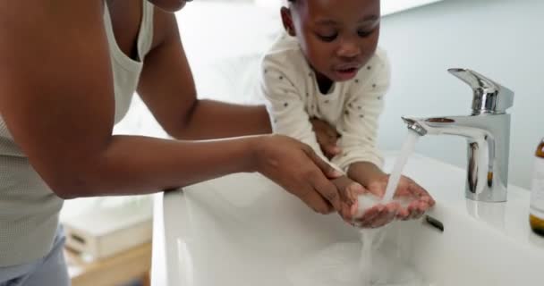 Νερό Βοήθεια Και Μαύρος Άνδρας Παιδί Πλένει Χέρια Στο Μπάνιο — Αρχείο Βίντεο