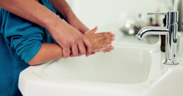 衛生と健康 持続可能性 家庭での水と日常生活のために子供を助ける手 洗濯や両親 洗面所で石鹸できれいで健康な人は手洗いと消毒を学びます — ストック動画