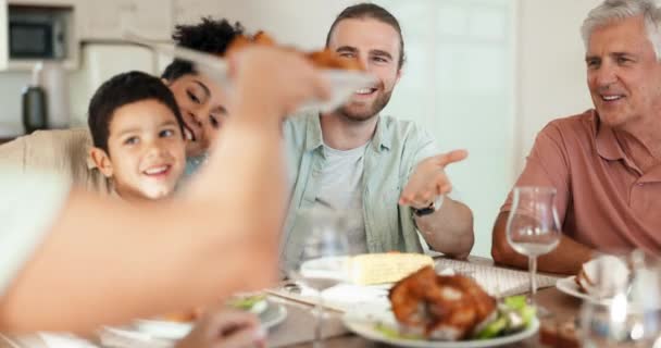 Γεύμα Πιάτο Και Ευτυχισμένη Οικογένεια Φαγητό Δίνοντας Υγιεινό Γεύμα Απολαύσετε — Αρχείο Βίντεο
