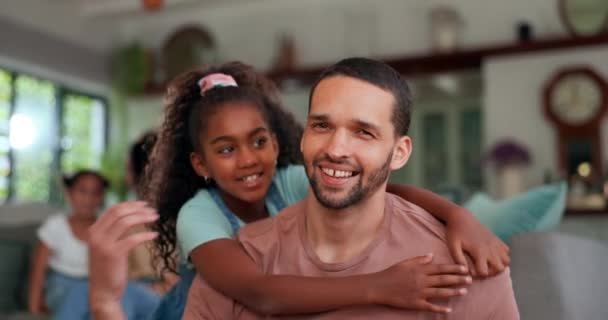 Αγκαλιά Πρόσωπο Και Πατέρας Παιδί Κορίτσι Έναν Καναπέ Ευτυχισμένη Συγκόλληση — Αρχείο Βίντεο